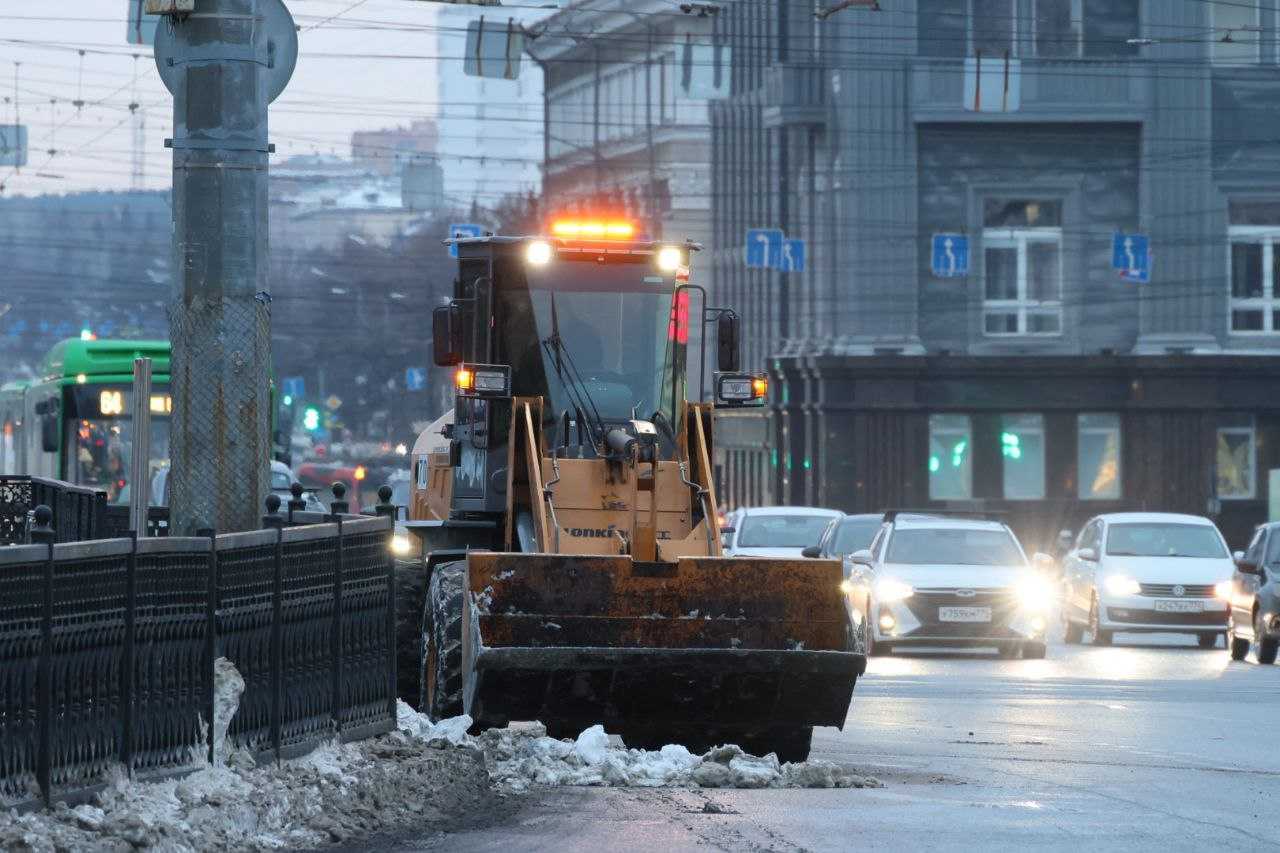 В Челябинске все силы дорожников направлены на расчистку тротуаров от снега