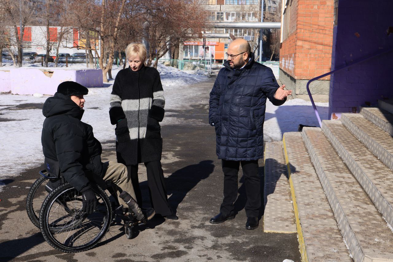 Избирательные участки Челябинска проверили на доступность для маломобильных граждан