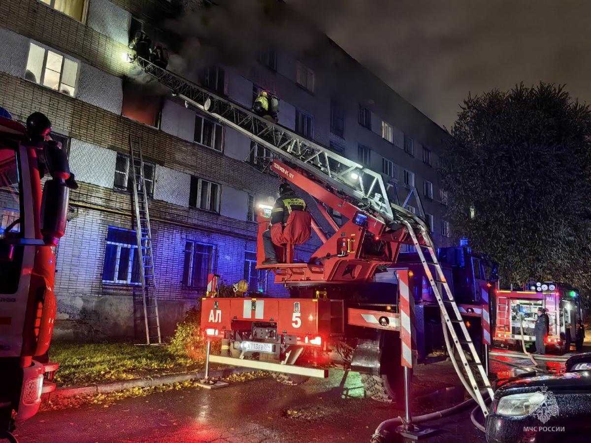 В Челябинске из горящего дома спасли 16 человек 