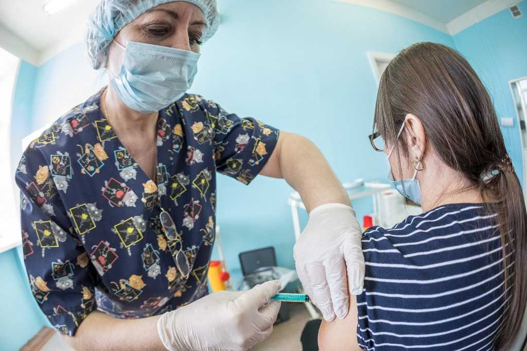 Южноуральцам обозначили места, где в выходные можно поставить прививку от ковида