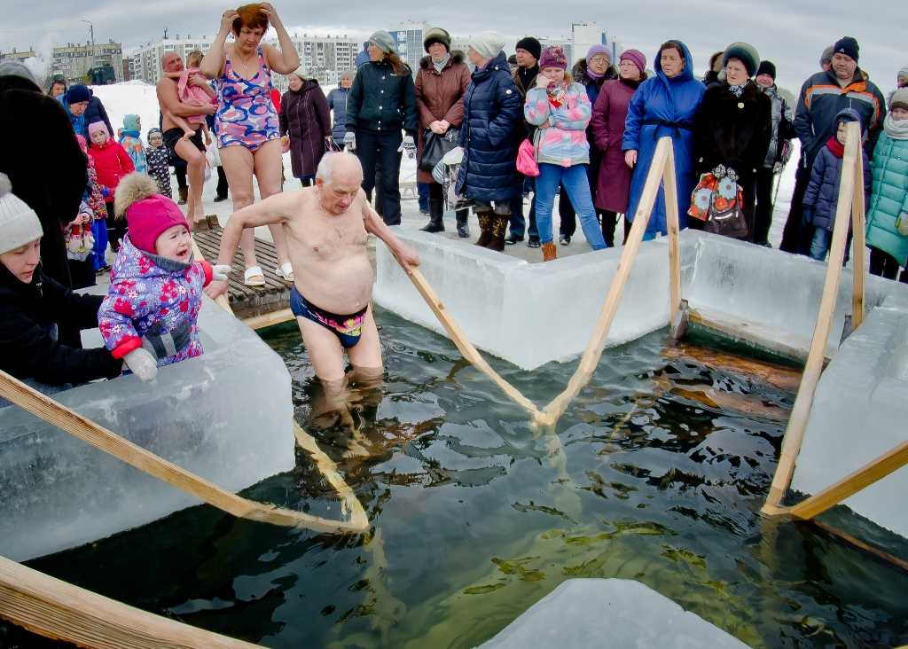 Январь купаться. Крещение 19 января прорубь. Купание на крещение. Купель на крещение. Праздник крещения в России.