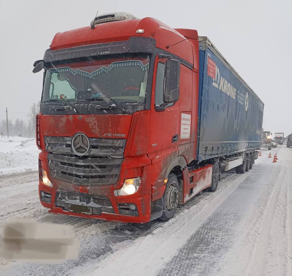 Под Челябинском во время снегопада фура сбила пешехода