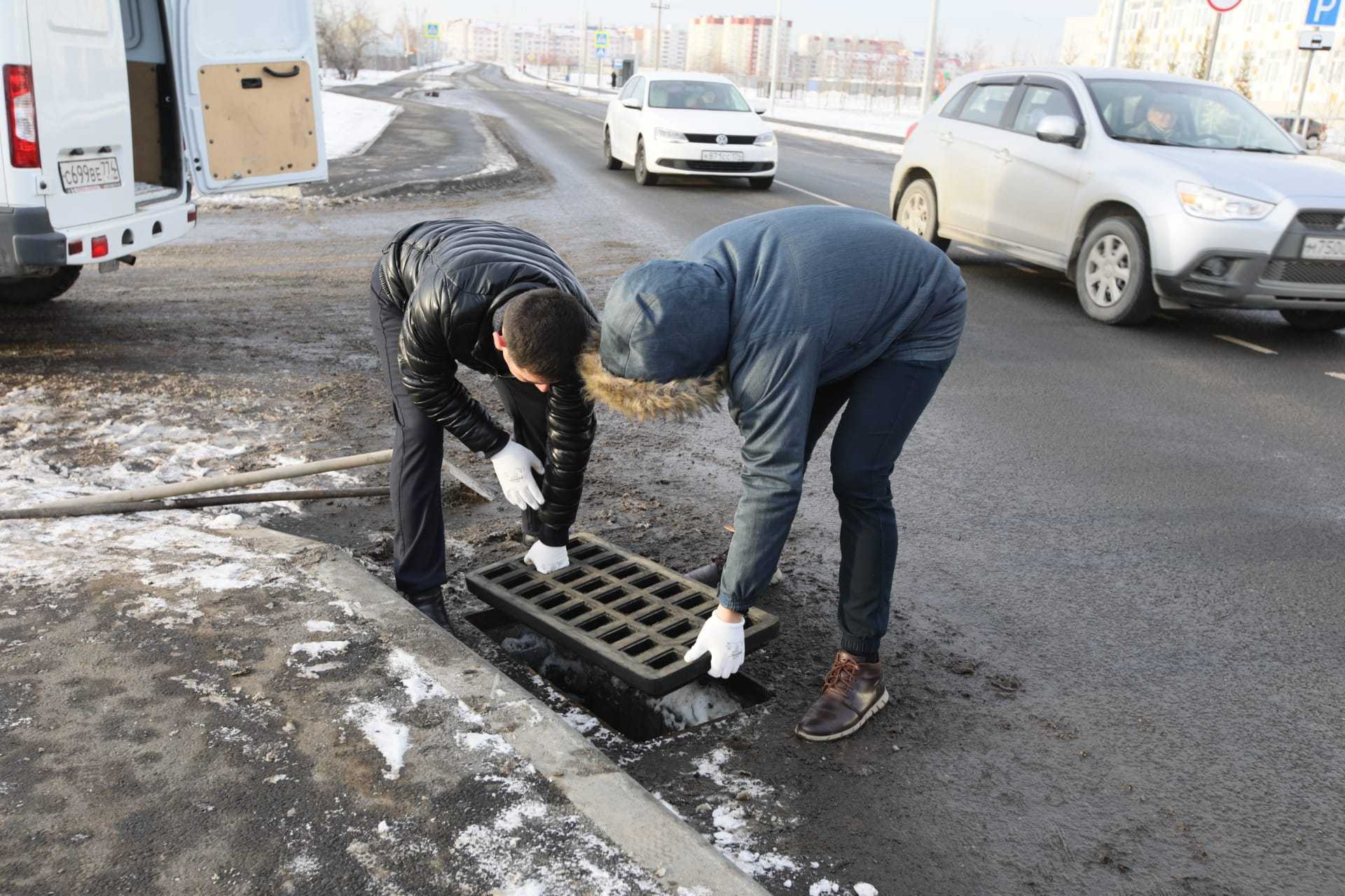 В Челябинске на новой дороге восстановили украденные канализационные решетки