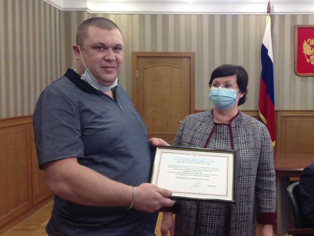 Владимир Якушев наградил южноуральского волонтёра