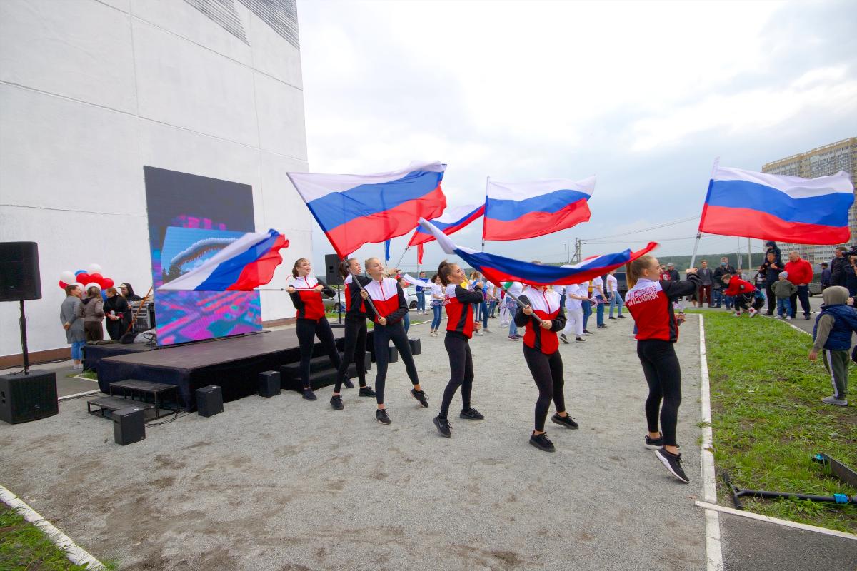 В центре Челябинска развернут тридцатиметровый флаг России