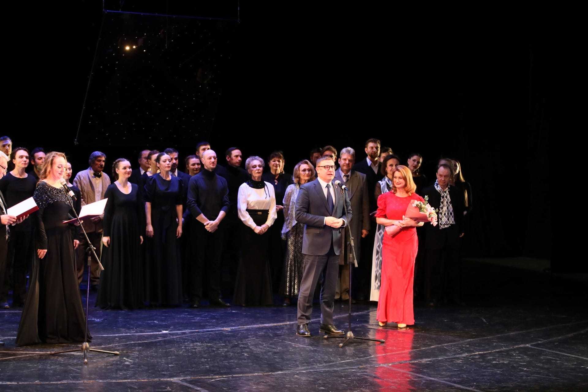 Артисты получили награды в честь 100-летия Челябинского драмтеатра