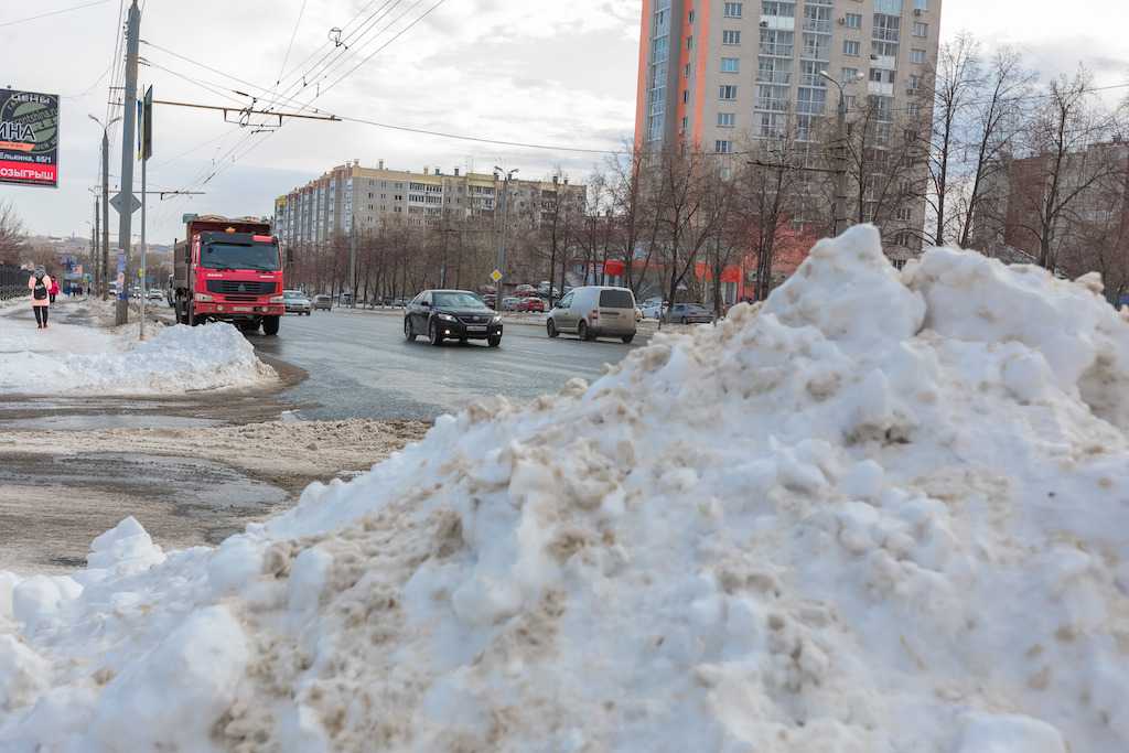 Челябинск встал в пробках из-за ночного снегопада