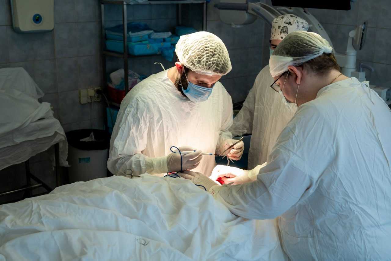Сын отдал почку матери: уникальную операцию по трансплантации провели в Челябинске