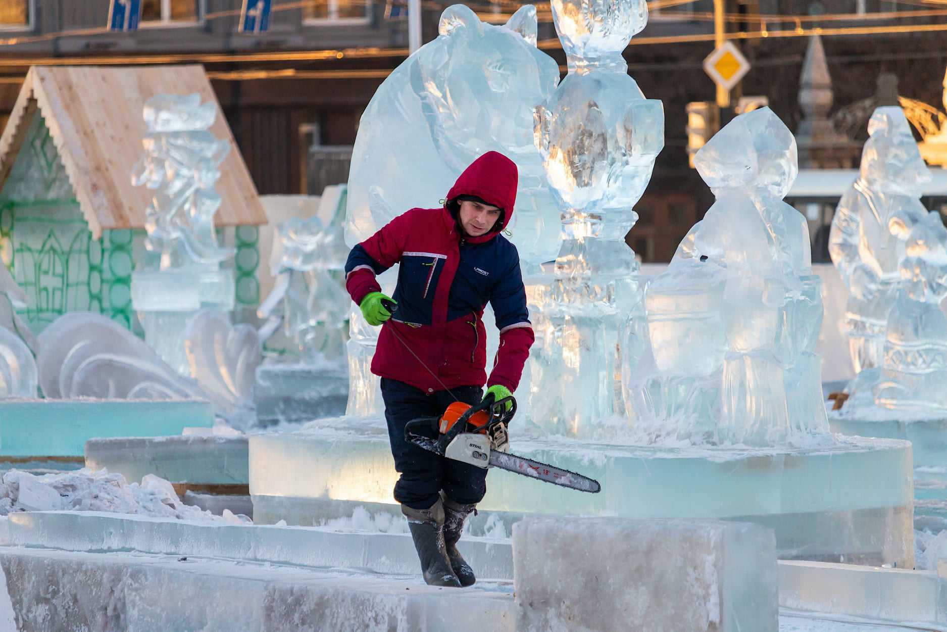 Как в Челябинске проходит строительство ледового городка: сказка в объективе фотографа