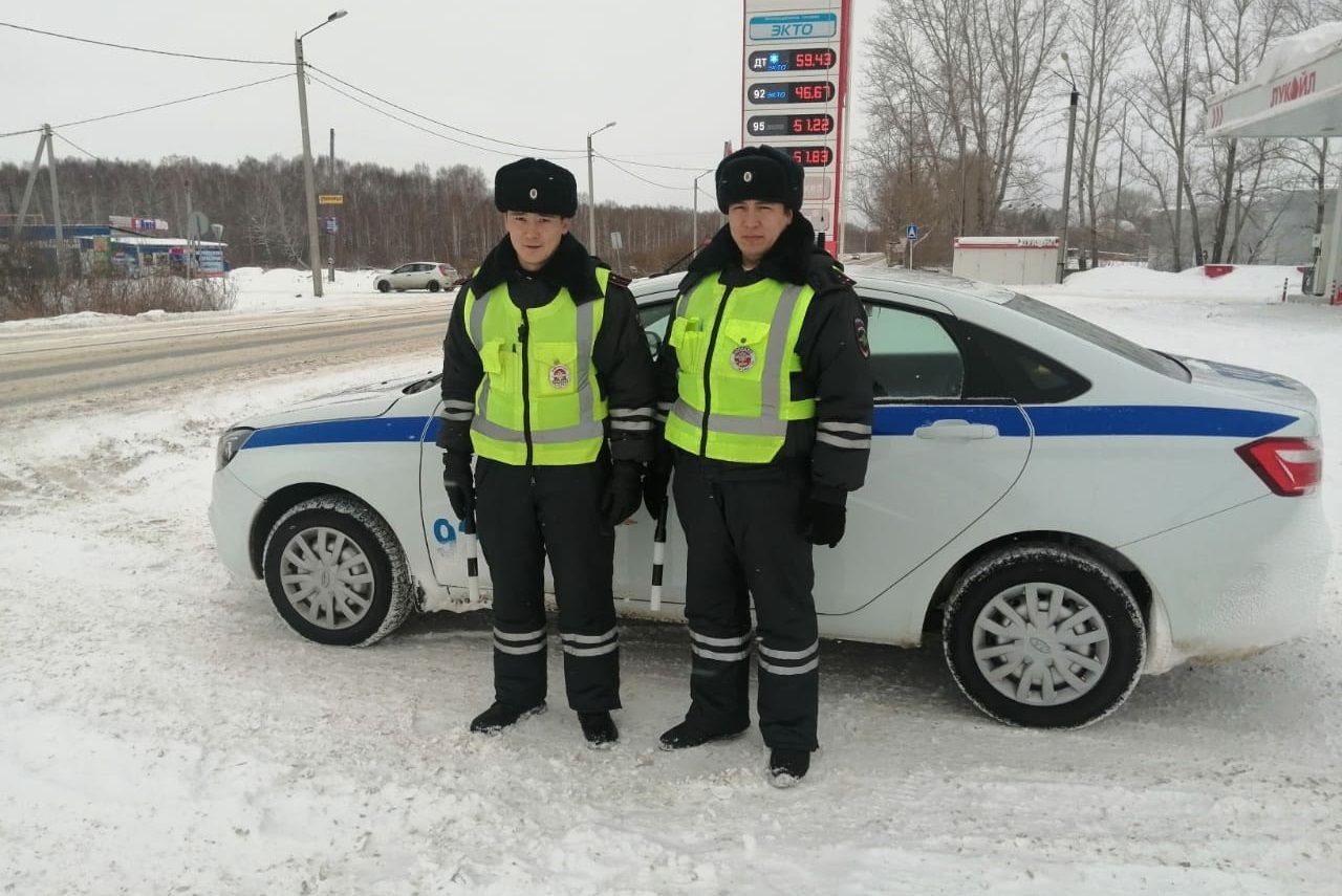 ГИБДД Южного Урала активно помогает в снегопады водителям | 04.01.2023 |  Челябинск - БезФормата