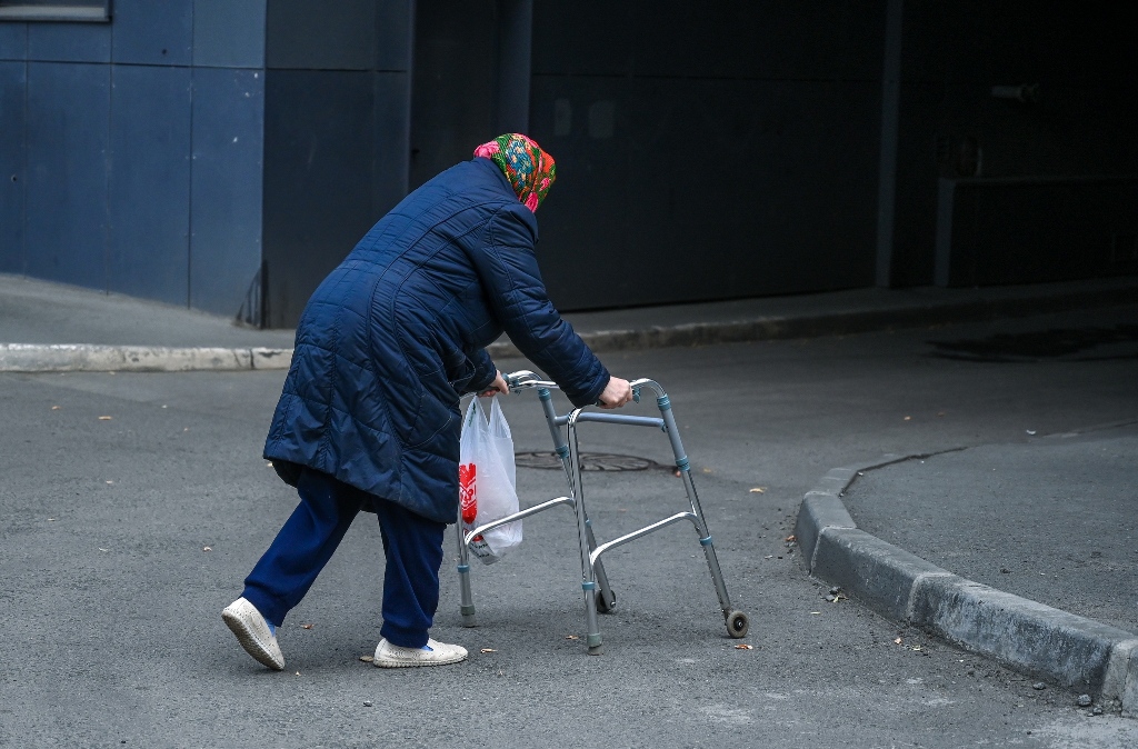 Челябинский доктор напомнил, что доверчивость пожилых может быть признаком деменции