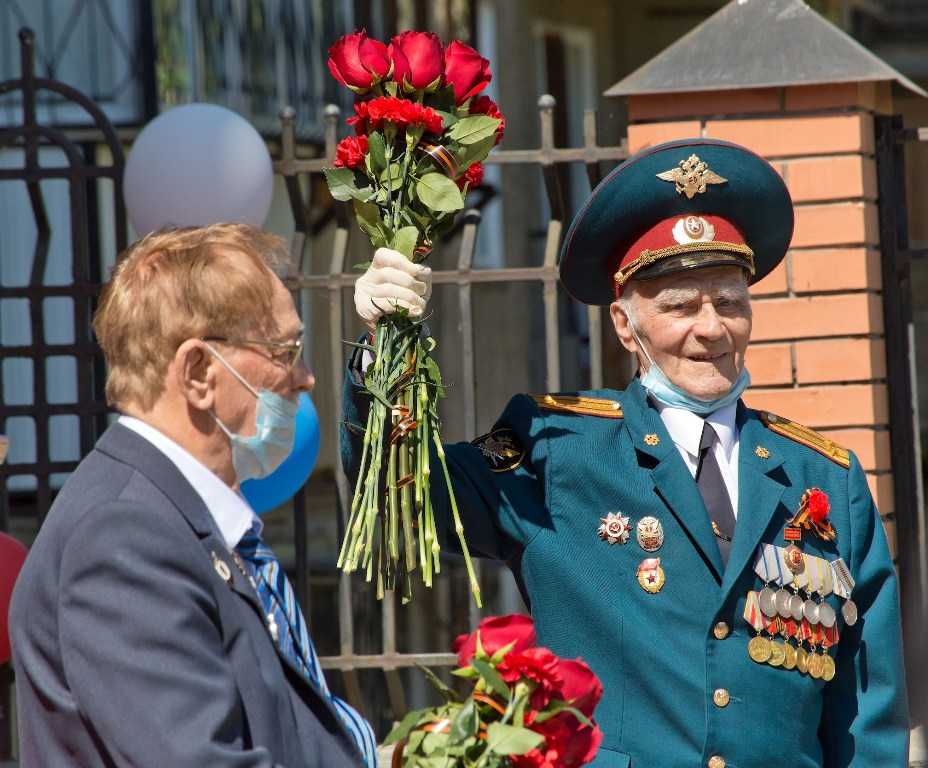 Для челябинских ветеранов организовали концерт во дворе дома