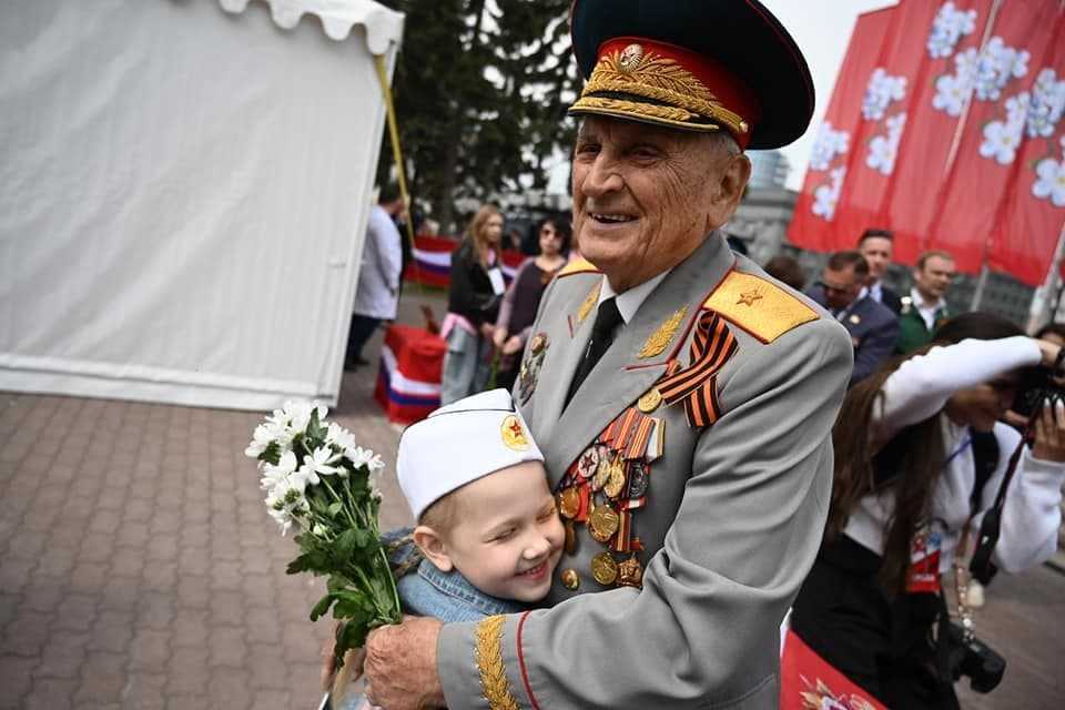 Танки, самолеты, слезы и цветы: на главной площади Челябинска прошел грандиозный парад