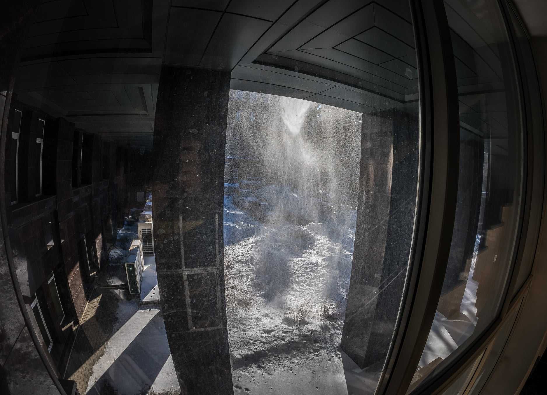 После трагического случая на Южном Урале продолжается активная очистка крыш от снега