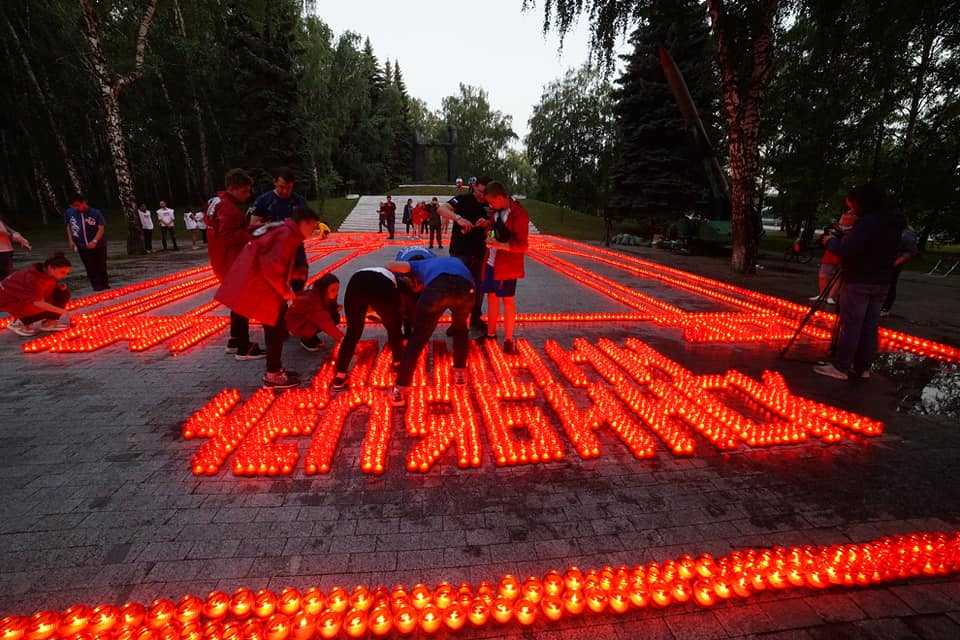 Гигантскую надпись из горящих свечей в память погибших на войне выложили в Челябинске
