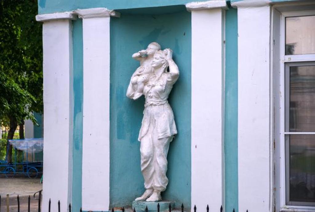 В Челябинске отреставрировали старинную скульптуру – символ материнства