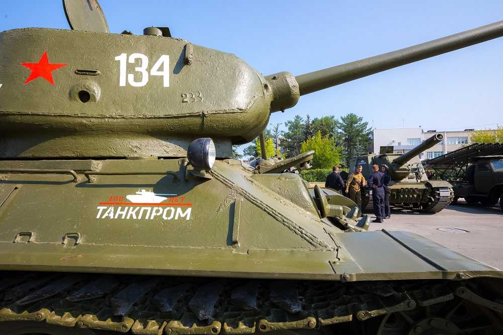 Под Москвой в честь 100-летия танкпрома представили челябинские танки