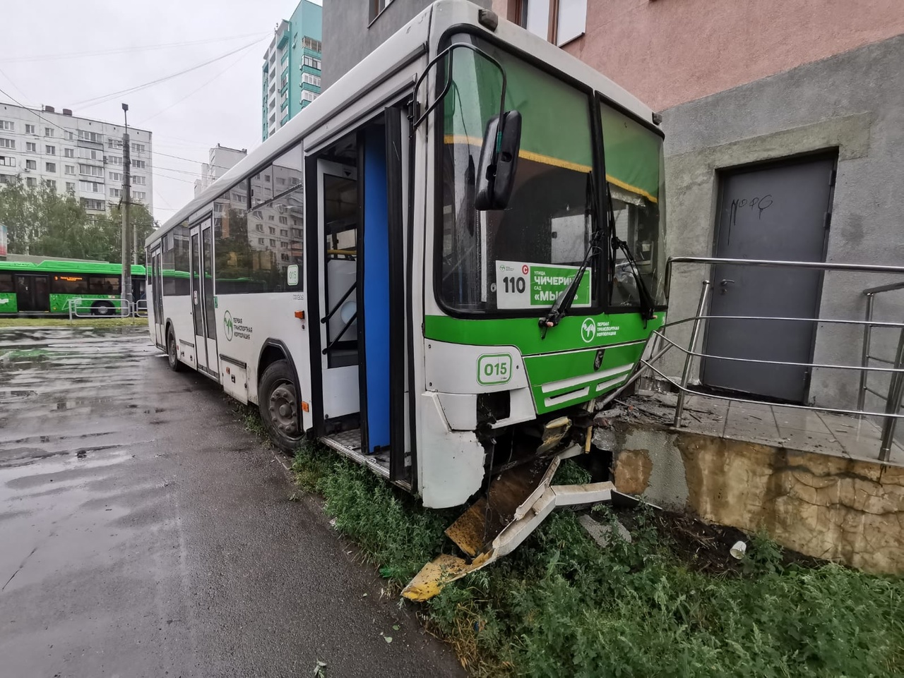 В Челябинске автобус снес две машины и врезался в крыльцо гостиницы |  02.08.2022 | Челябинск - БезФормата