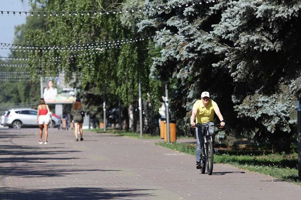 Челябинский губернатор на велосипеде протестировал городские дороги