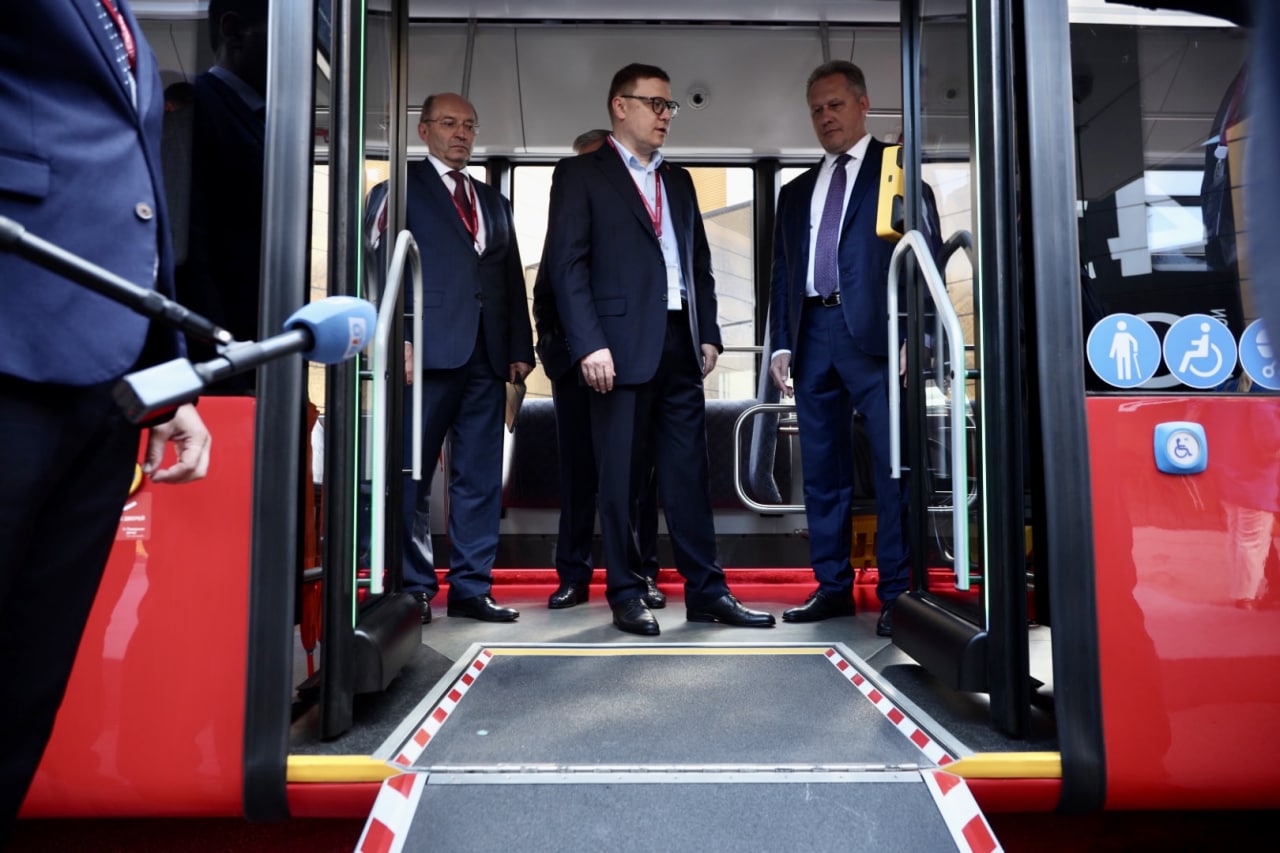 Алексей Текслер побывал на презентации нового троллейбуса СИНАРА 6254 в рамках ПМЭФ-2022