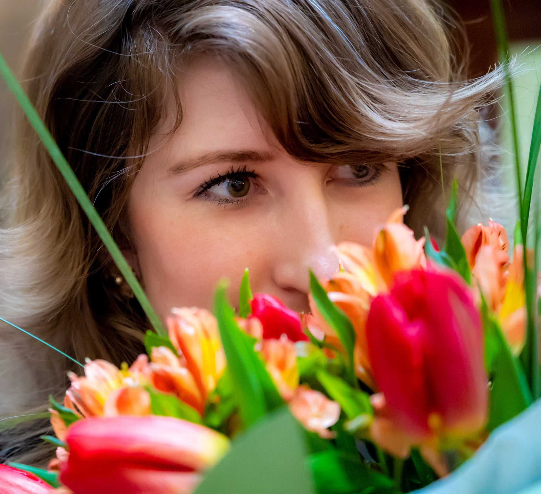 Яркие челябинки с яркими тюльпанами на снимках челябинских фотографов