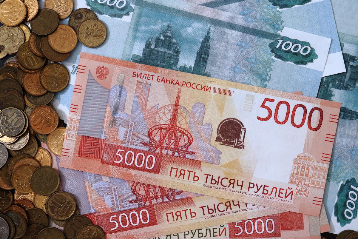 Названы специалисты, чьи зарплаты взлетели в июне на Южном Урале