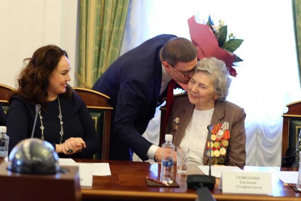 Фронтовую медсестру поздравили в резиденции челябинского губернатора