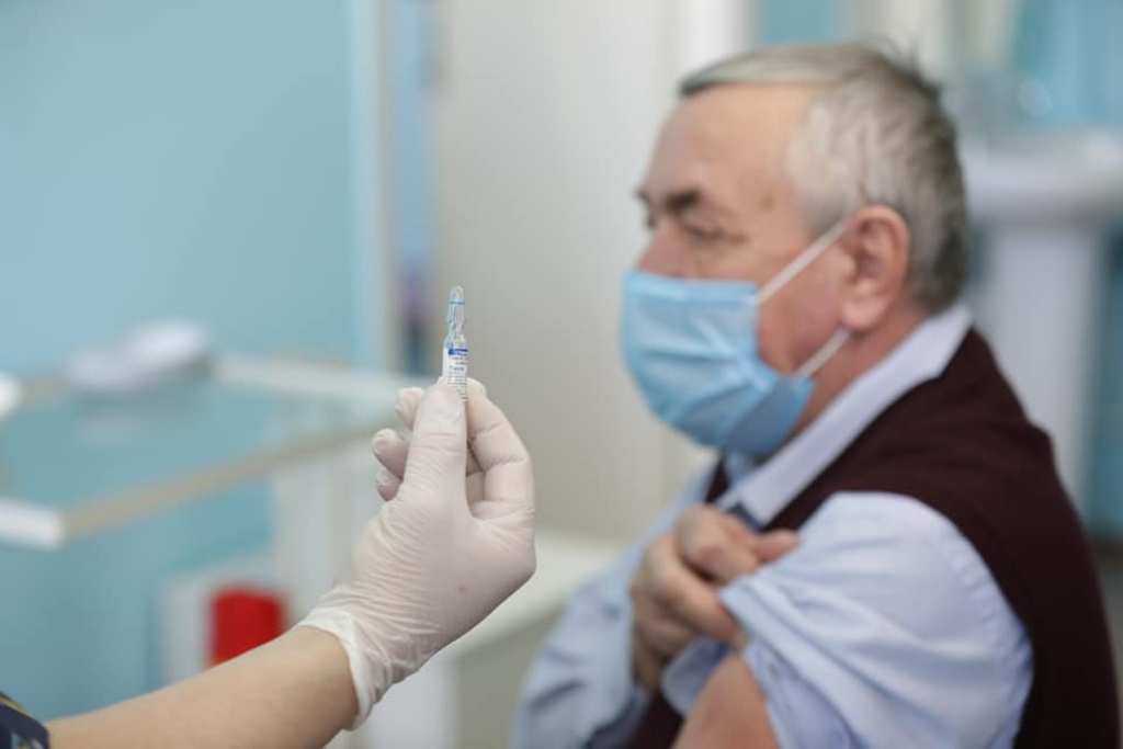 Медики попросили повременить с вакцинацией южноуральцев, переболевших ковидом