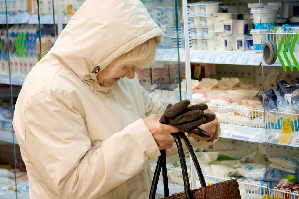 Жители России стали больше покупать самой вредной еды