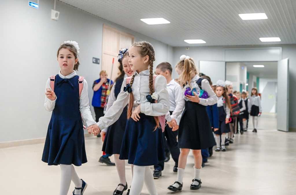 Челябинцы начали получать путинские пособия  на сборы детей в школу