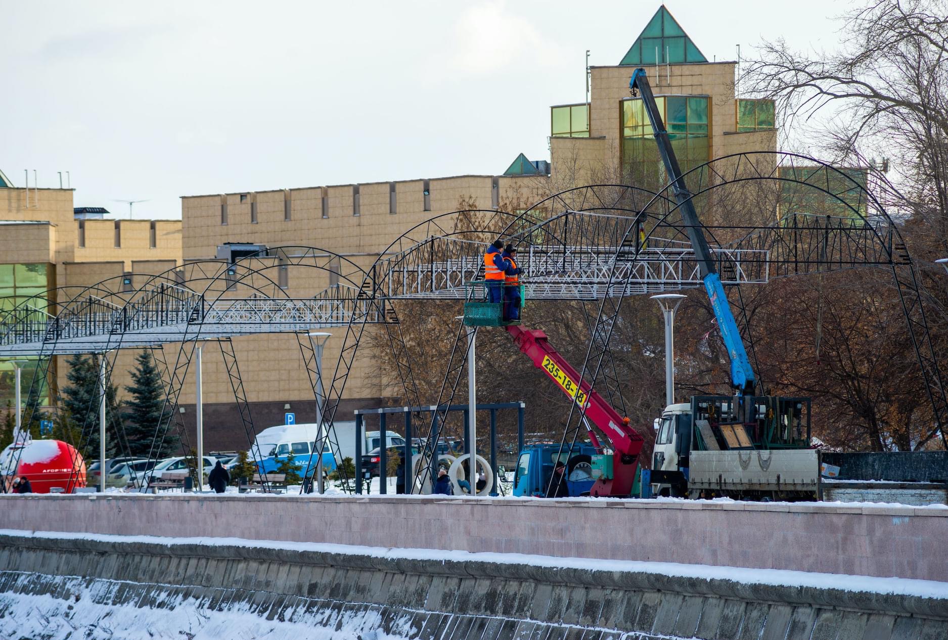 Из-за сильных порывов ветра в Челябинской области могут пострадать новогодние инсталляции 