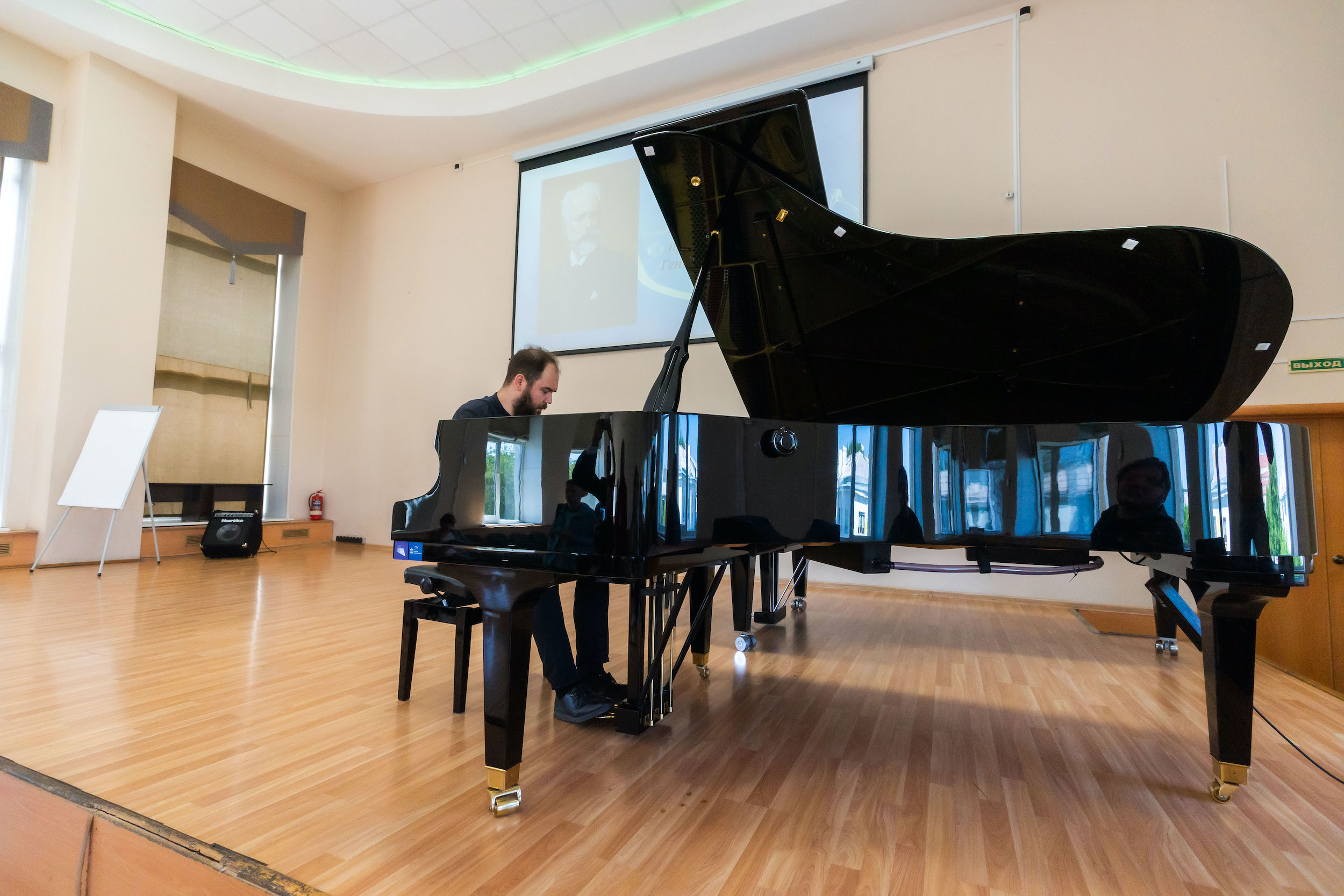 В челябинской школе искусств появился шикарный немецкий рояль