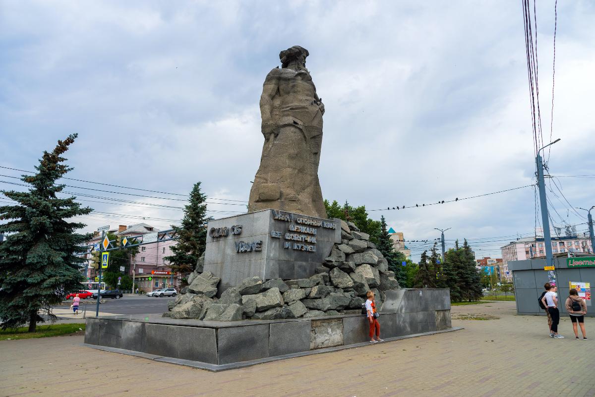 В Челябинске приводят в порядок памятники и мемориалы