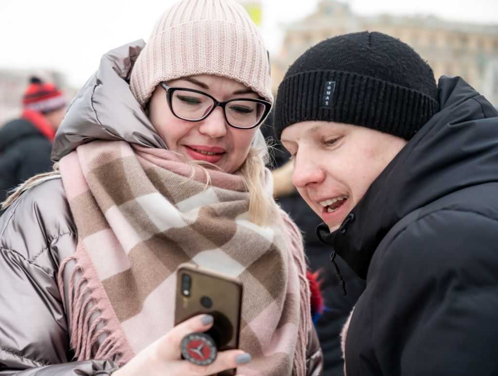 Психолог Арина Свиридова объяснила, как отношения в детстве формируют взрослую любовь