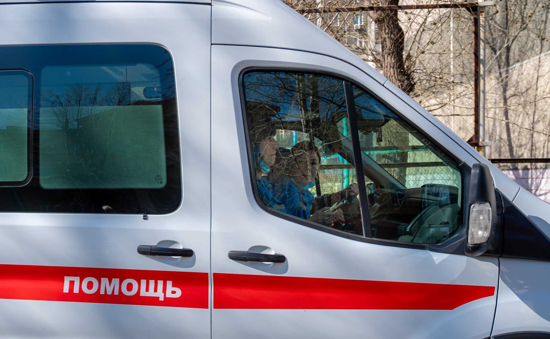 В Челябинске легковой автомобиль перевернулся во время аварии