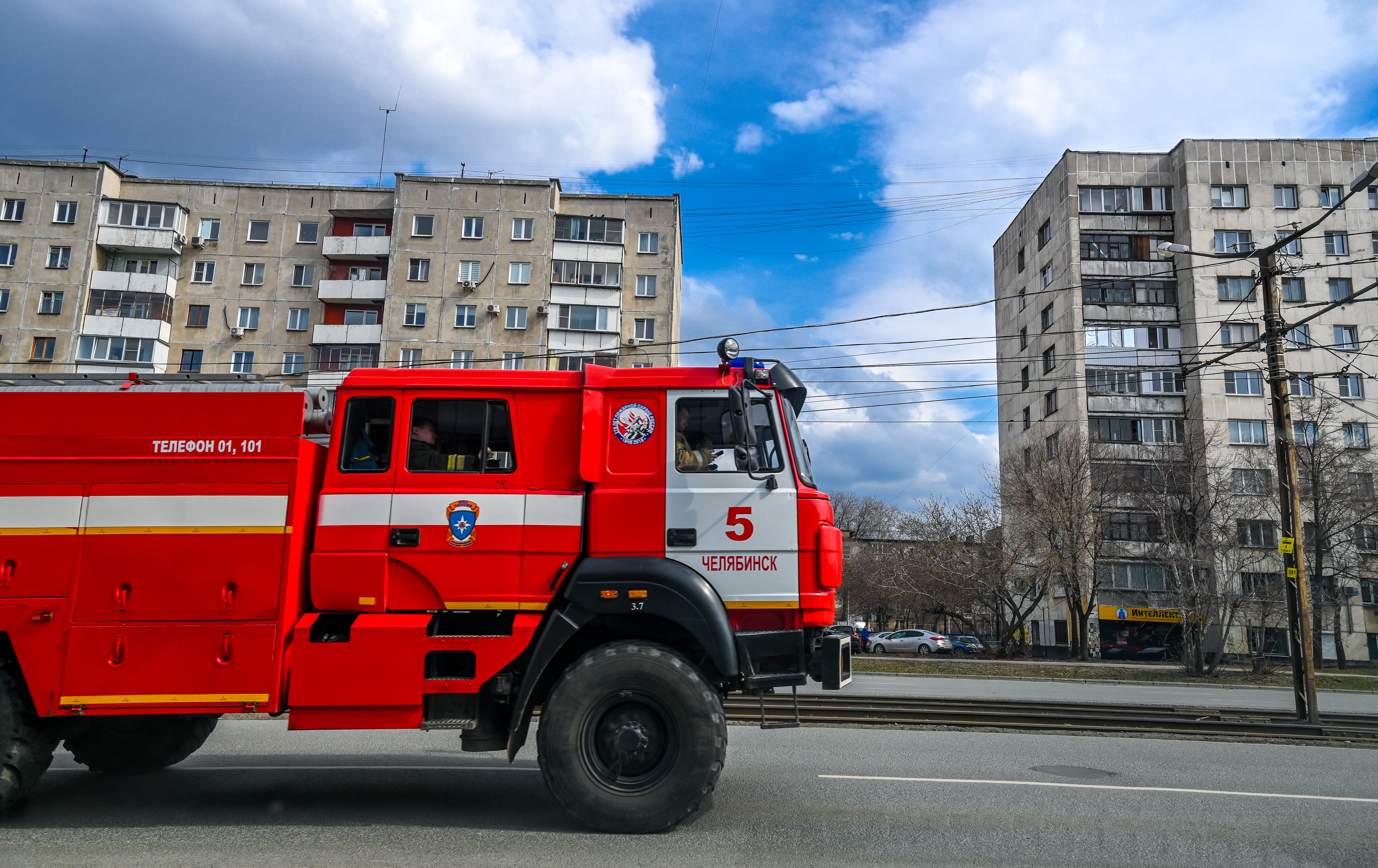 Челябинские пожарные вывели из задымленного здания 10 человек