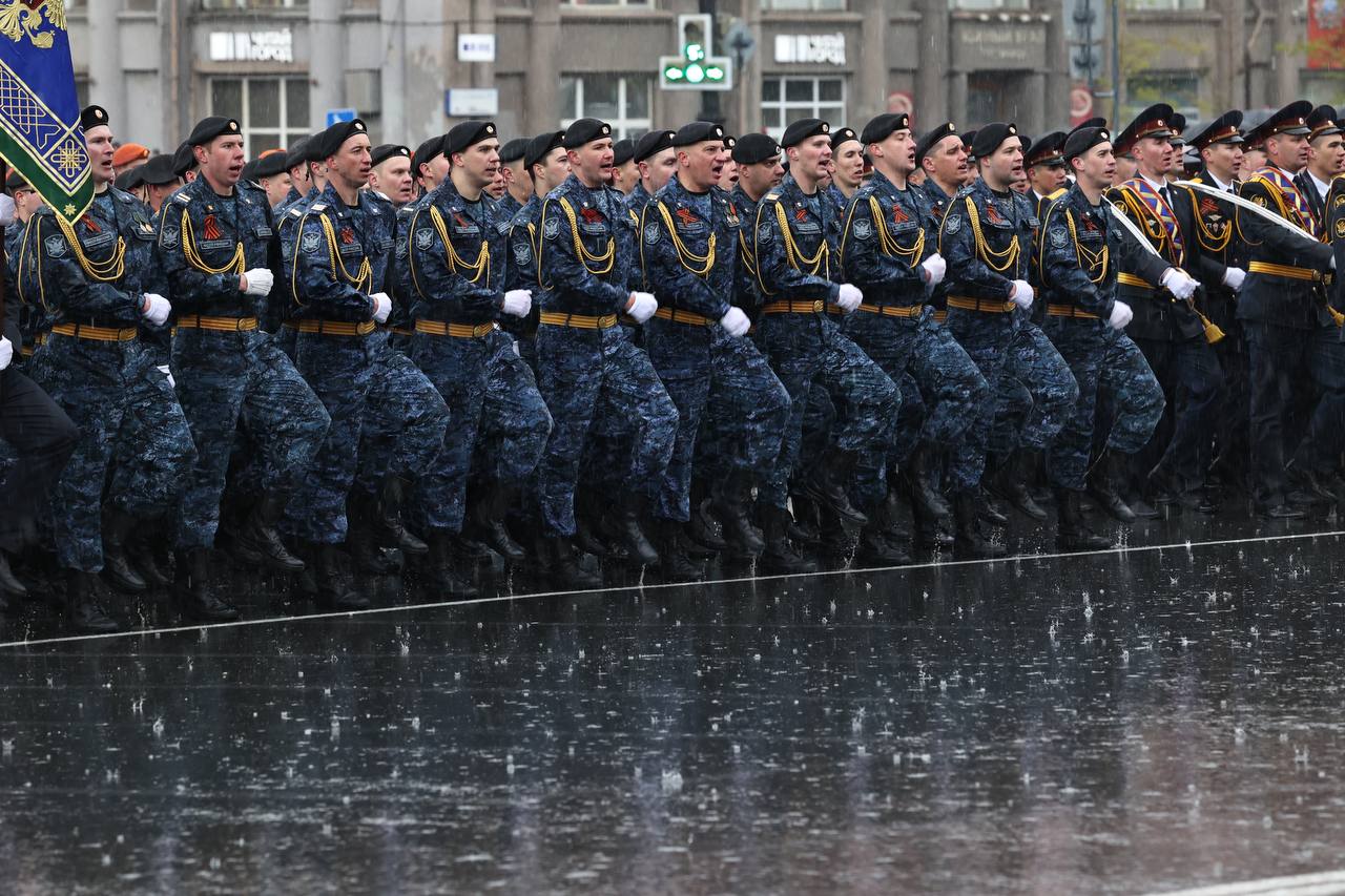 Семь тысяч зрителей собрались под проливным дождем на парад Победы в Челябинске