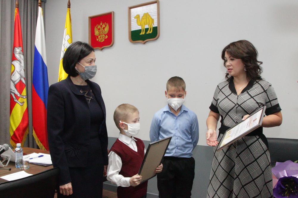Челябинских школьников наградили за спасение шестилетней девочки
