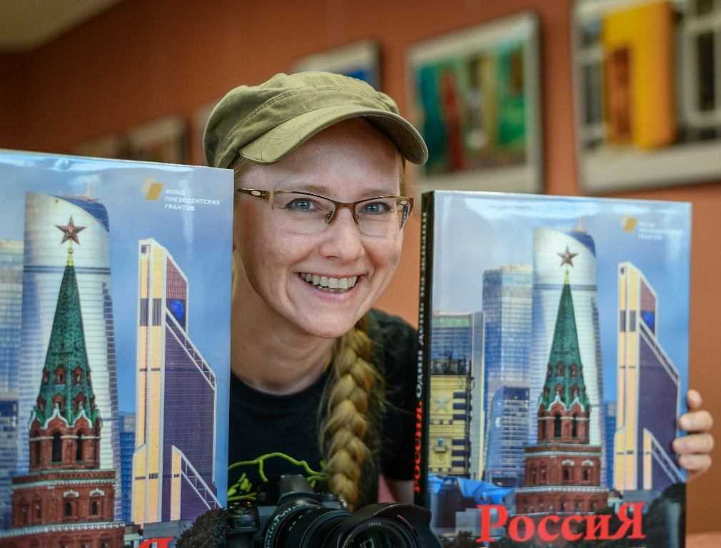 В Челябинске открылась фотовыставка, где запечатлен один день в разных уголках России