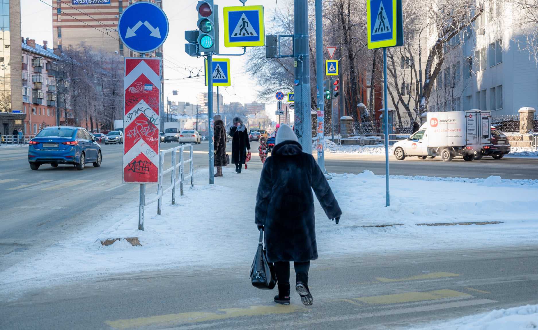 Снег и метели вынуждают южноуральцев быть внимательней на дорогах