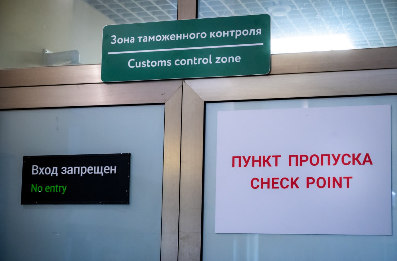 В челябинском аэропорту поймали пассажира с чемоданом брендовой одежды