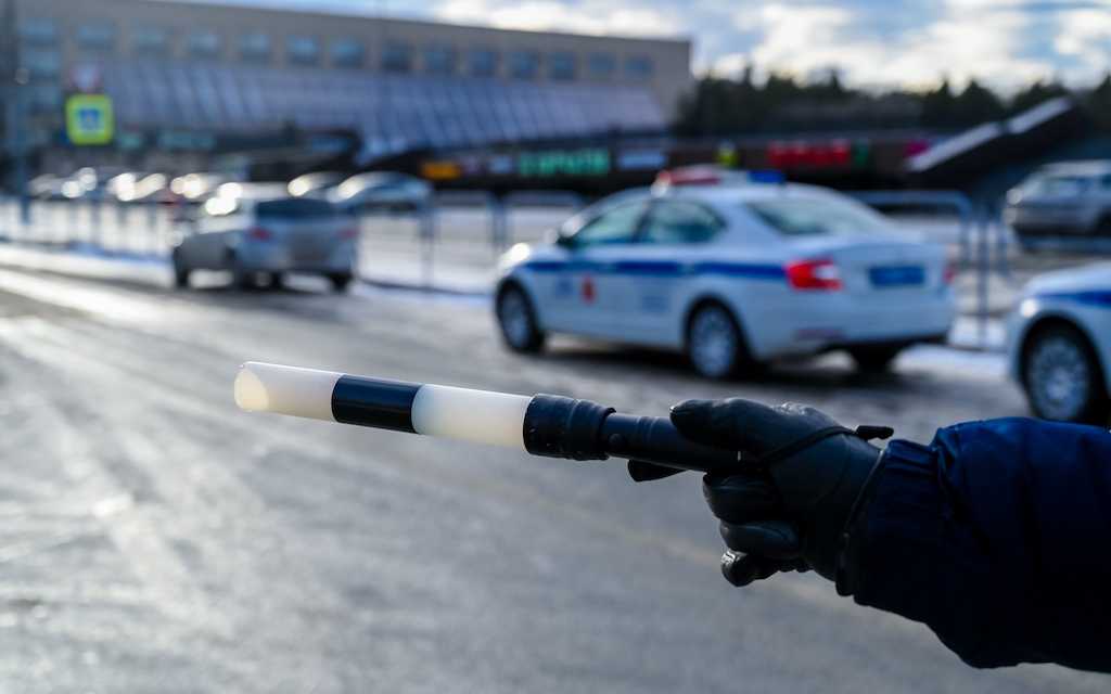 В Магнитогорске пьяный автомобилист сбил полицейского и скрылся