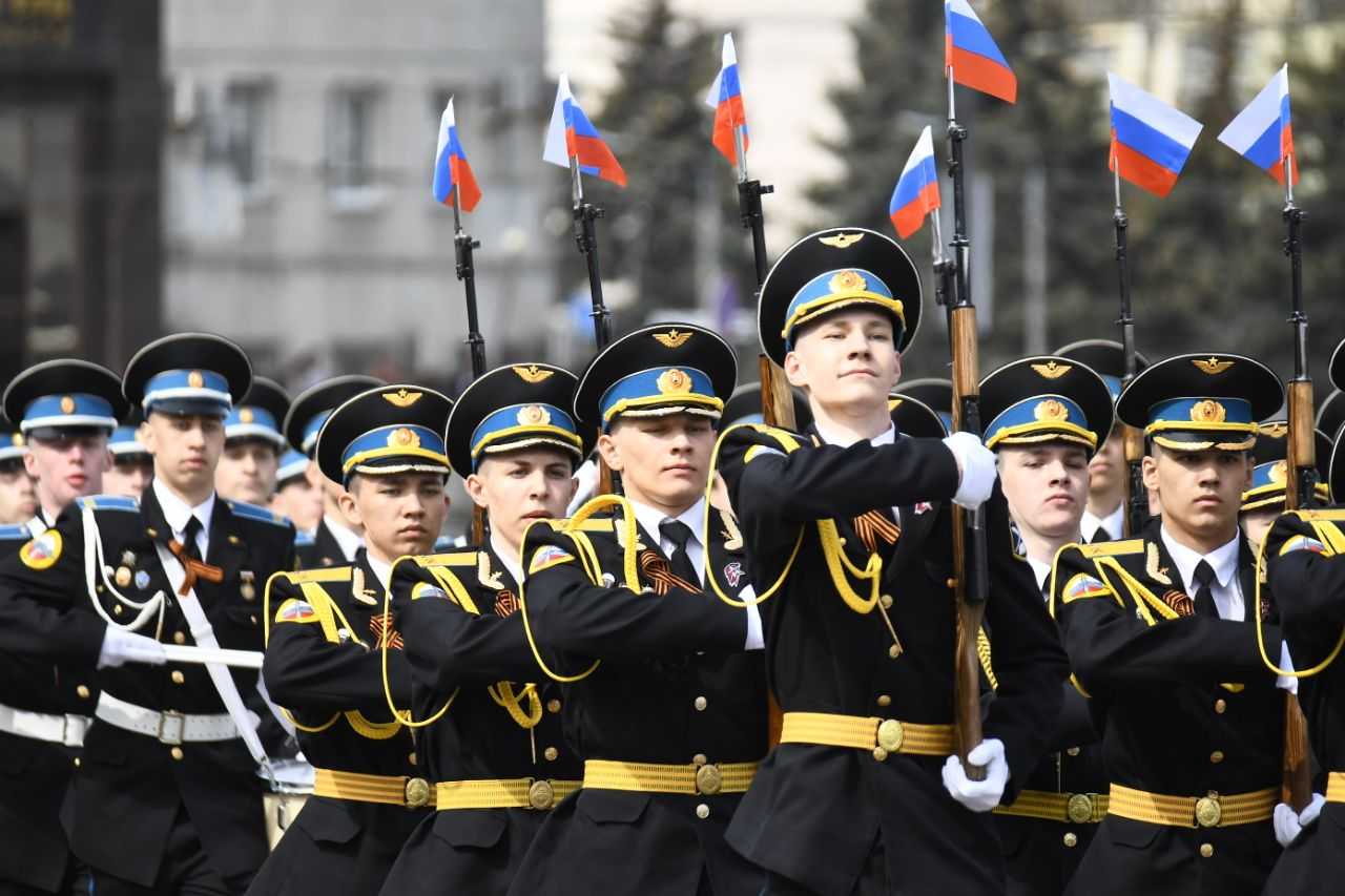 Больше двух тысяч участников вышли на парад в День Победы в Челябинске