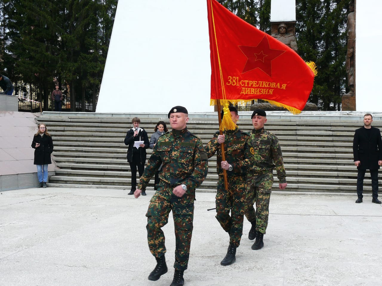 Активисты восстанавливают знамена боевых подразделений, созданных на Южном Урале во время войны
