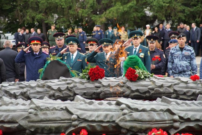 Ребенок возлагает цветы к вечному огню рисунок