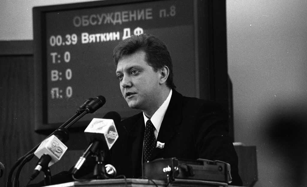 Д.Ф. Вяткин выступает на заседании Законодательного Собрания. 29 марта 2001 г. Фото А.В. Колющенко..jpg