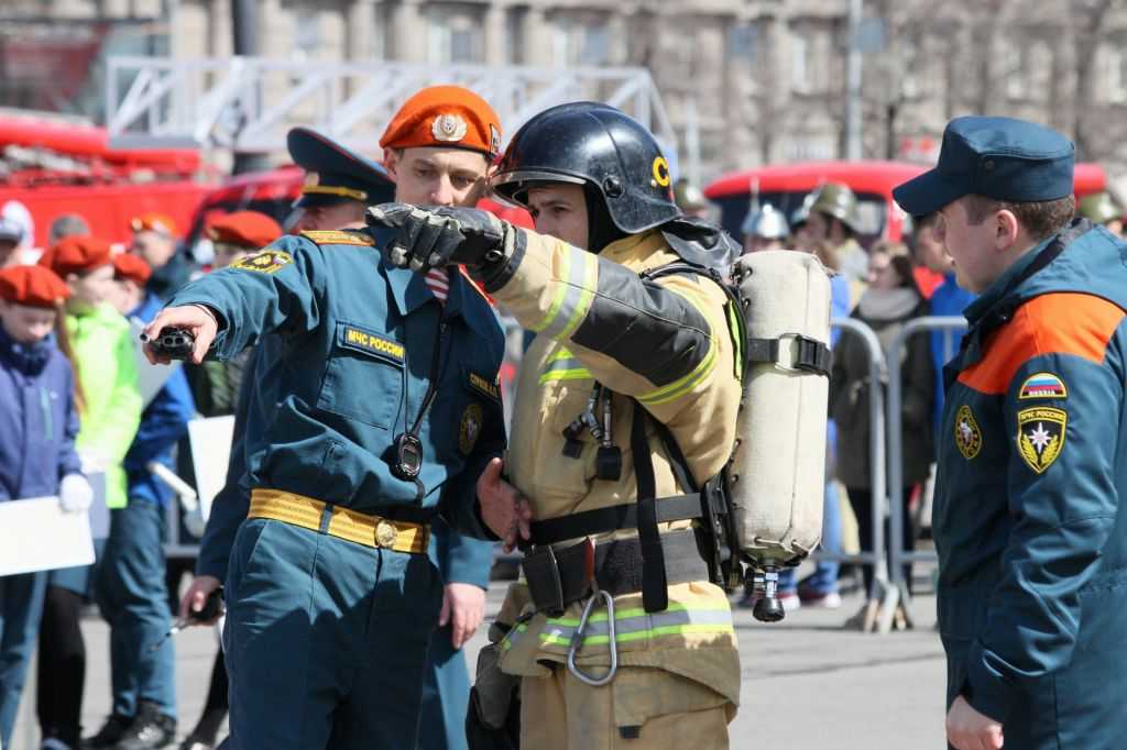 Полицейский с пожарной частью. Пожарная служба Челябинск. Пожарный отряд Челябинск. Челябинск пожарники. Противопожарная служба в Канаде.