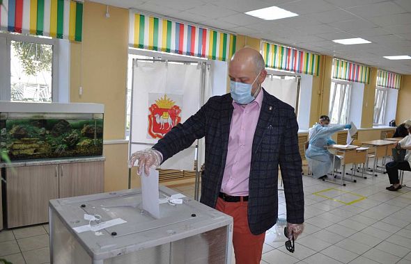 Председатель челябинского облизбиркома протестировал участок для голосования