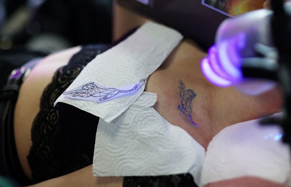 Доктор Угнивенко объяснил, как татуировки связаны с раком крови