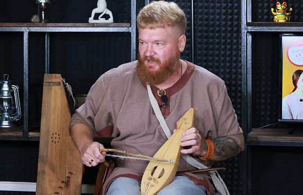 Реконструктор Николай Луговских показал, как звучит древнерусский инструмент гудок